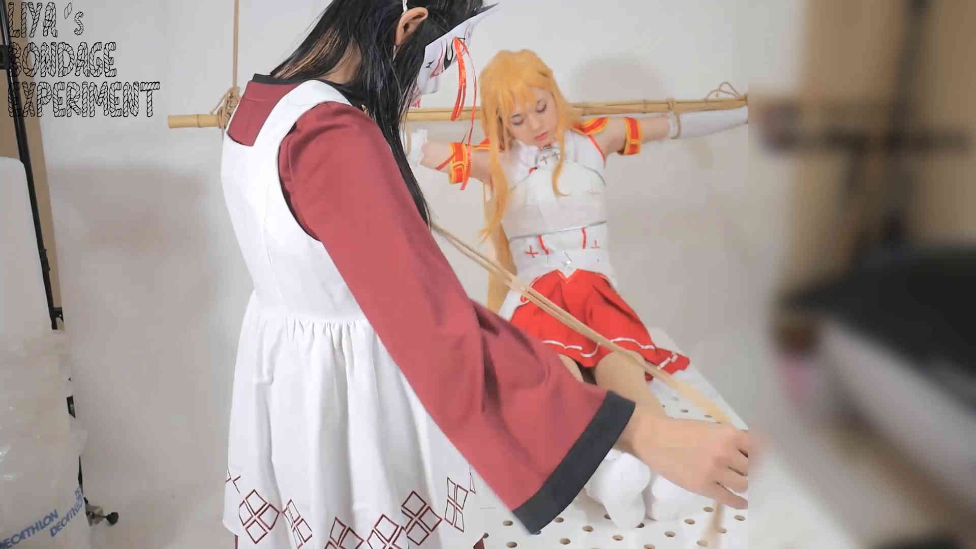 求是挠脚心新作老虎凳挠脚心之亚丝娜归家遇袭！在线看！