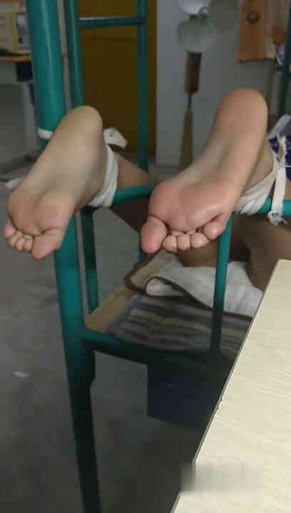 女生宿舍挠脚心挠痒痒vk新作之籹生宿舍26！在线看！