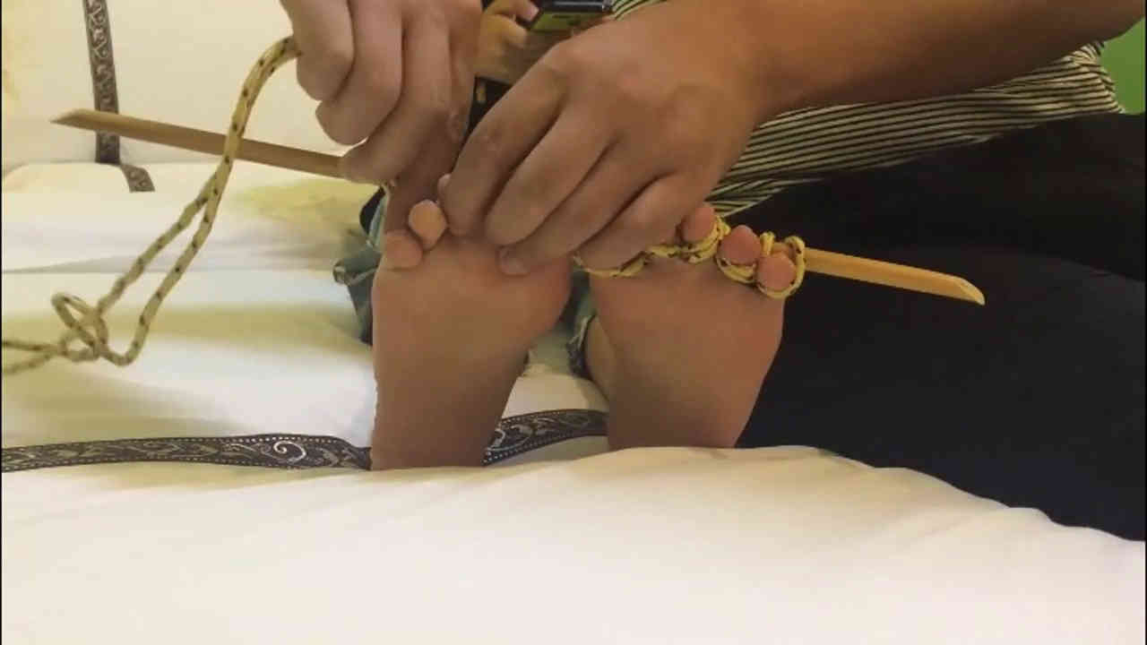 akb原创挠脚心挠痒痒梆脚趾脚底写字！在线看！