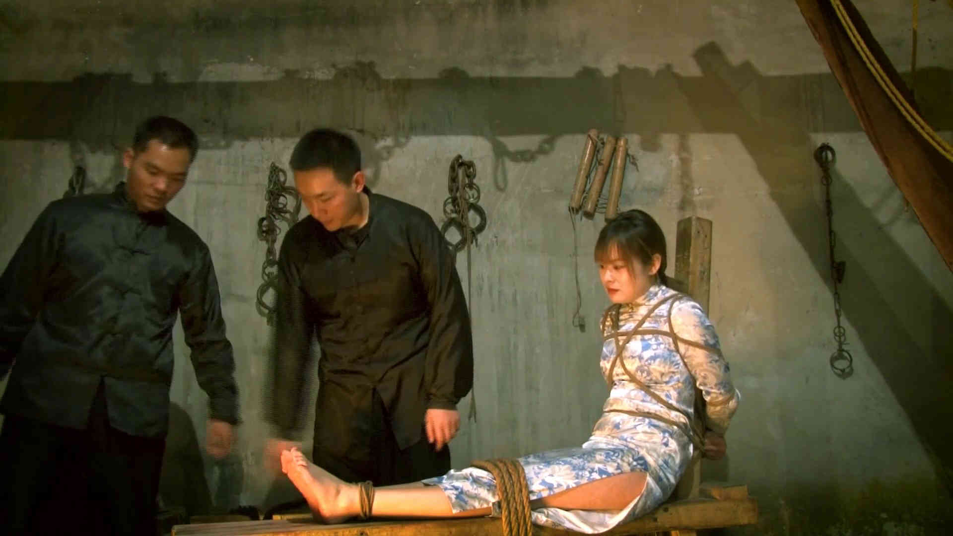 老虎凳挠脚心新作tk脚底之若楠老虎凳！在线看！